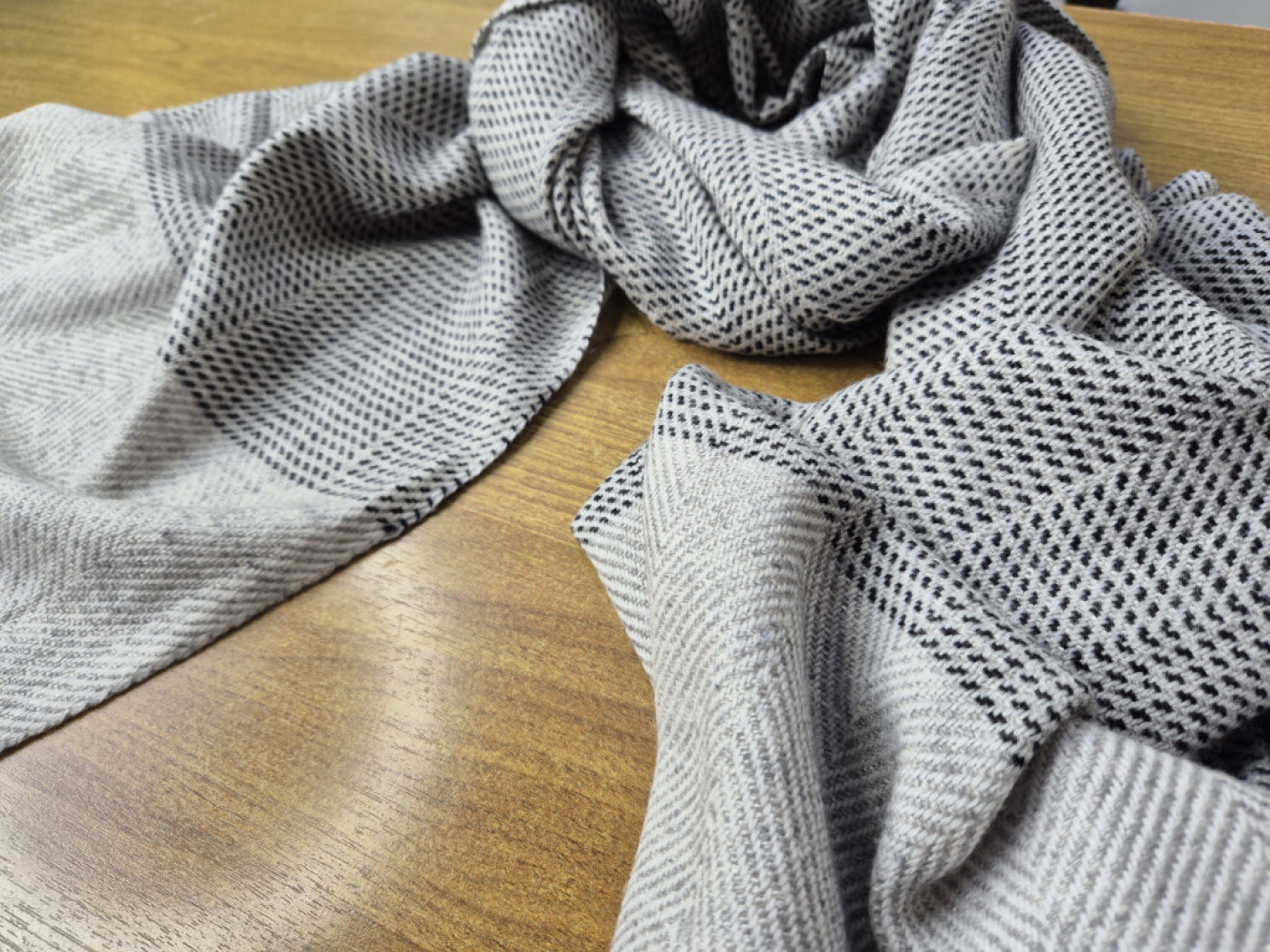 Kaschmir-Schal in Grau mit Strukturmuster & Fischgrät-Design | handgefertigt von LWH | 71×196 cm